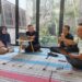 Muhammad Sukri (Kanan) saat menyampaikan pemaparan dalam diskusi yang digelar Puspoll Indonesia di Bilangan Tebet Jakarta Selatan pada Selasa (11/2/2025)