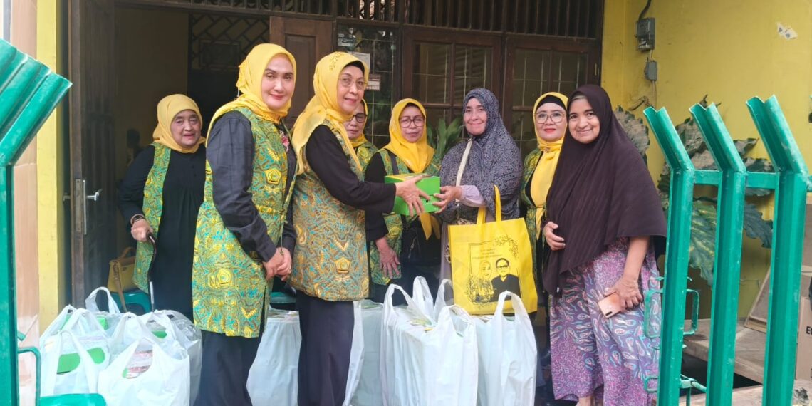 Pengurus DPP Pengajian Al-Hidayah dalam acara "Pembagian paket " bagi warga kurang mampu.