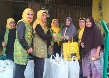 Pengurus DPP Pengajian Al-Hidayah dalam acara "Pembagian paket " bagi warga kurang mampu.