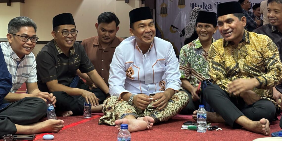 Direktur Eksekutif Yayasan Bangka Belitung Kreatif, Fauzan Azima bersama dengan Menteri Kependudukan dan Pembangunan Keluarga/BKKBN, Dr. Wihaji, S.Ag., M.Pd., Ahmad Yohan (Wakil Ketua Komisi IV DPR RI/Presidium MN KAHMI) dalam acara Buka Puasa Bersama KAHMI yang digelar di Jakarta pada Kamis (13/3/2025).