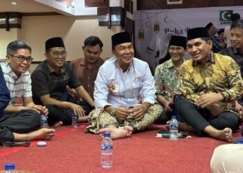 Direktur Eksekutif Yayasan Bangka Belitung Kreatif, Fauzan Azima bersama dengan Menteri Kependudukan dan Pembangunan Keluarga/BKKBN, Dr. Wihaji, S.Ag., M.Pd., Ahmad Yohan (Wakil Ketua Komisi IV DPR RI/Presidium MN KAHMI) dalam acara Buka Puasa Bersama KAHMI yang digelar di Jakarta pada Kamis (13/3/2025).
