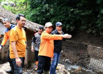 Wakil Bupati Bondowoso As'ad Yahya Syafi'i saat meninjau langsung lokasi terdampak banjir bandang