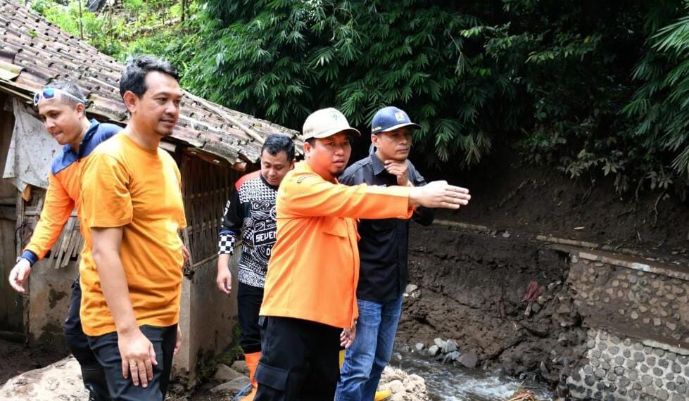 Wakil Bupati Bondowoso As'ad Yahya Syafi'i saat meninjau langsung lokasi terdampak banjir bandang