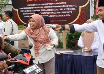 KPU Bondowoso berbagi takjil untuk warga
