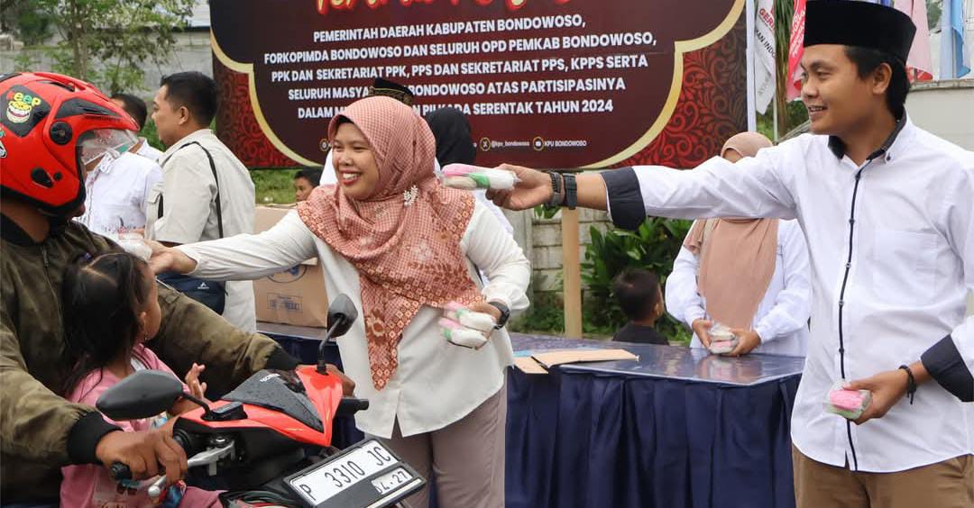 KPU Bondowoso berbagi takjil untuk warga