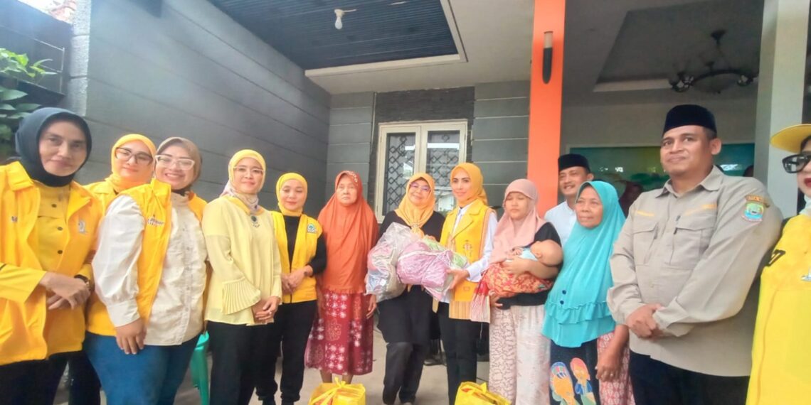 Sri Suparni (enam dari kanan) secara simbolis menyerahkan bantuan kepada warga terdampak banjir di RW 06 Pekayon Jaya, Bekasi Selatan pada Sabtu (15/3/2025) kemarin.
