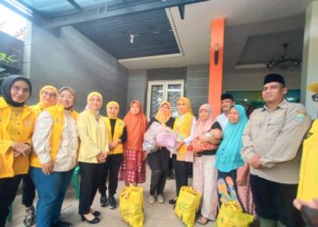 Sri Suparni (enam dari kanan) secara simbolis menyerahkan bantuan kepada warga terdampak banjir di RW 06 Pekayon Jaya, Bekasi Selatan pada Sabtu (15/3/2025) kemarin.