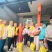 Sri Suparni (enam dari kanan) secara simbolis menyerahkan bantuan kepada warga terdampak banjir di RW 06 Pekayon Jaya, Bekasi Selatan pada Sabtu (15/3/2025) kemarin.