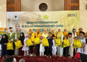 Dewan Pimpinan Pusat (DPP) Pengajian Al-Hidayah bersama DKM Masjid Ainul Hikmah DPP Partai Golkar menggelar kegiatan sosial bertajuk "Berbagi Kebahagiaan Bersama Ibu Sri Suparni Bahlil" yang digelar di Masjid Ainul Hikmah DPP Partai Golkar di Slipi Jakarta pada Sabtu (15/3/2025)