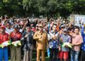 Bupati Bondowoso Abdul Hamid Wahid saat berpose bersama 60 tukang becak penerima zakat.