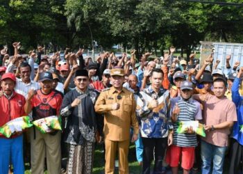 Bupati Bondowoso Abdul Hamid Wahid saat berpose bersama 60 tukang becak penerima zakat.