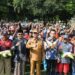 Bupati Bondowoso Abdul Hamid Wahid saat berpose bersama 60 tukang becak penerima zakat.