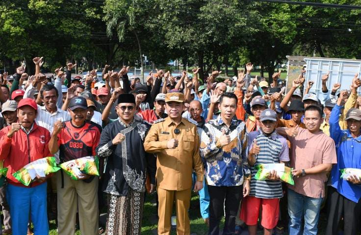 Bupati Bondowoso Abdul Hamid Wahid saat berpose bersama 60 tukang becak penerima zakat.