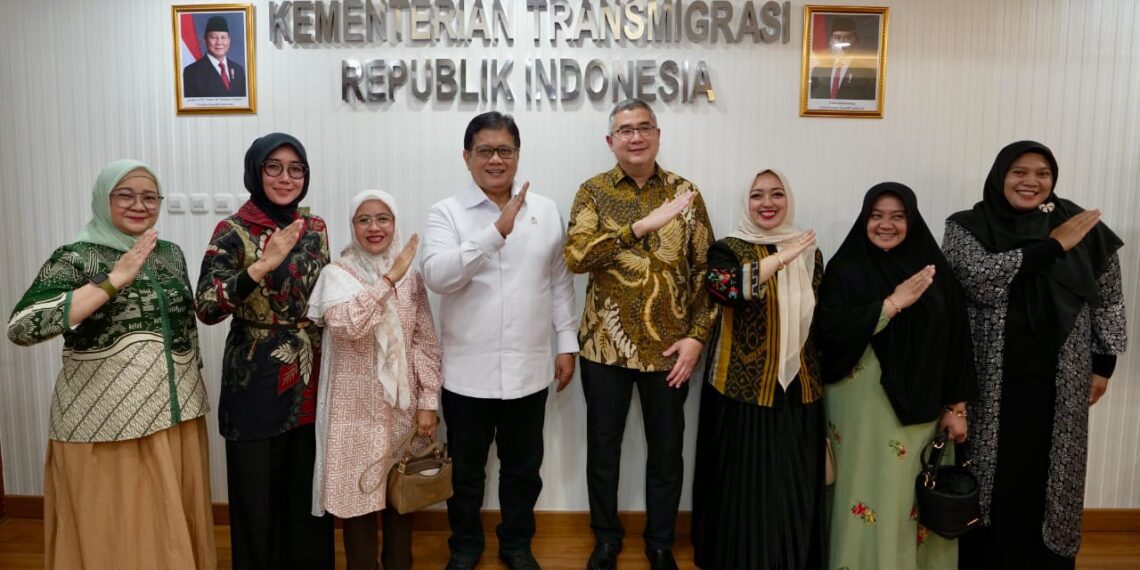 Wakil Menteri Transmigrasi, Viva Yoga Mauladi, saat menerima kunjungan Rektor Universitas Esa Unggul, Dr. Ir. Arief Kusuma Among Praja, di kantornya pada Selasa (18/3)