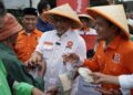 Ketua DPP PKS Bidang Tani dan Nelayan, Riyono Caping dan Presiden PKS Ahmad Syaikhu dalam aksi berbagi 1.000 paket sayuran dan 300 paket ikan asin kepada masyarakat di sekitar kantor DPTP PKS, Jakarta Selatan, Rabu (19/3/2025).