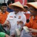 Ketua DPP PKS Bidang Tani dan Nelayan, Riyono Caping dan Presiden PKS Ahmad Syaikhu dalam aksi berbagi 1.000 paket sayuran dan 300 paket ikan asin kepada masyarakat di sekitar kantor DPTP PKS, Jakarta Selatan, Rabu (19/3/2025).