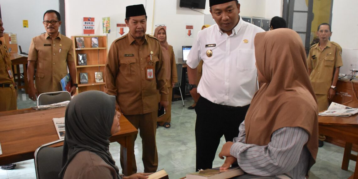 Bupati Situbondo Yusuf Rio Wahyu Prayogo atau akrab disapa Mas Rio saat berkunjung ke Dinas Perpustakaan dan Kearsipan Kabupaten Situbondo pada Senin (24/3/2025).