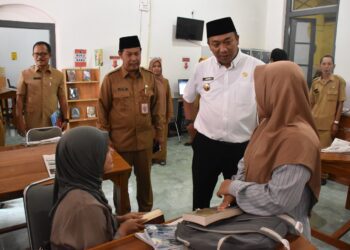 Bupati Situbondo Yusuf Rio Wahyu Prayogo atau akrab disapa Mas Rio saat berkunjung ke Dinas Perpustakaan dan Kearsipan Kabupaten Situbondo pada Senin (24/3/2025).