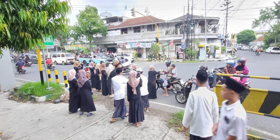 Alumni PESROM saat berbagi Takjil.