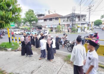 Alumni PESROM saat berbagi Takjil.