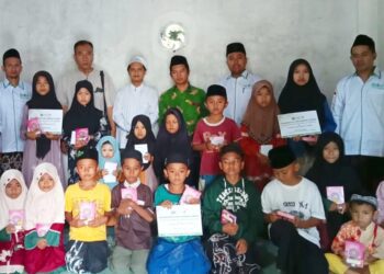 Lazisnu Bondowoso menyalurkan mushaf Al-Qur’an dan santunan kepada anak-anak yatim sebagai bentuk kepedulian sosial.