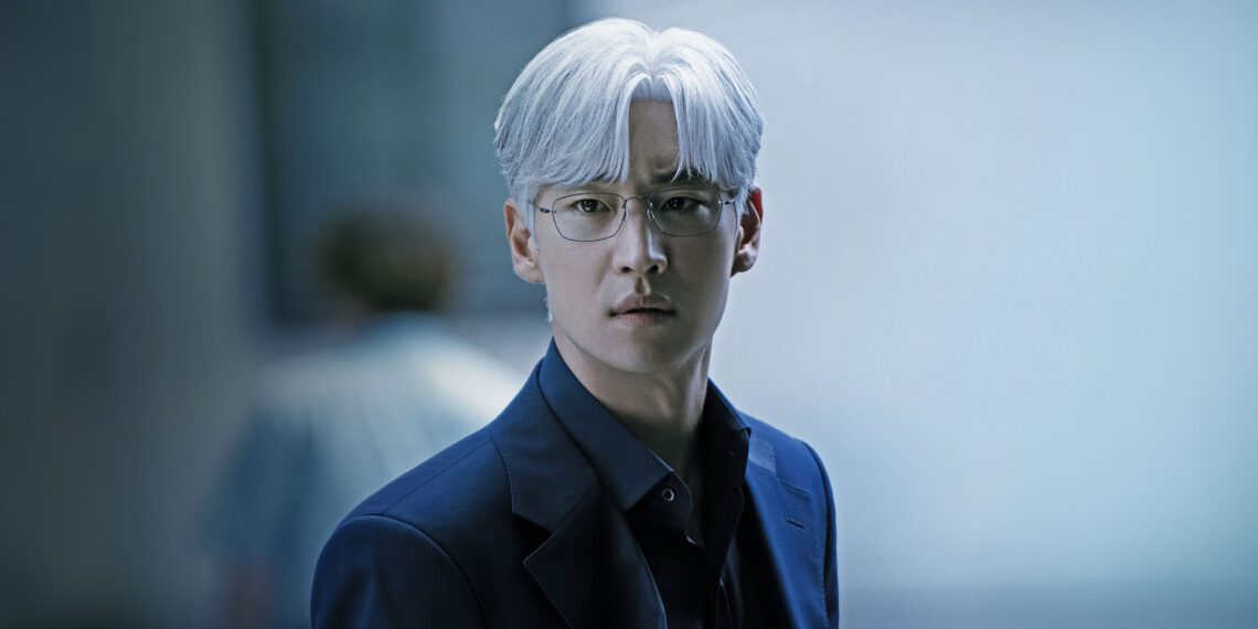 Lee Je-hoon tampil memukau sebagai Yoon Joo-no, seorang negosiator legendaris dalam bidang merger dan akuisisi (M&A).