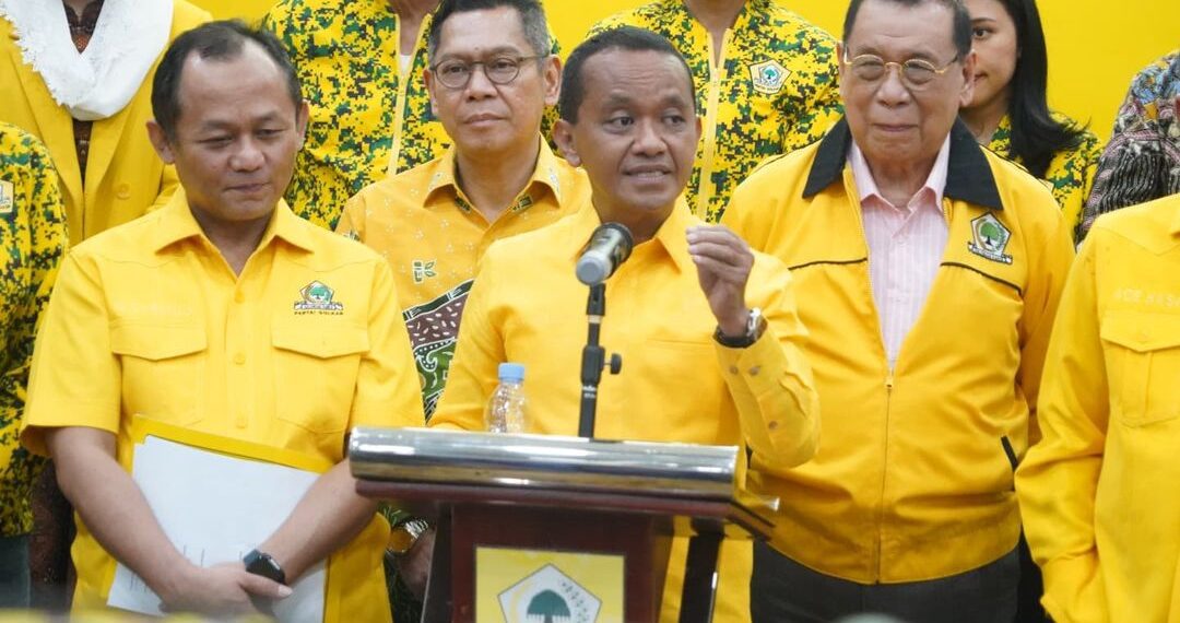 Sekjen DPP Partai Golkar, M.Sarmuji (kiri) dalam sebuah konferensi pers bersama jajaran Pengurus DPP Partai Golkar di Jakarta.