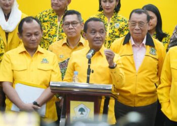 Sekjen DPP Partai Golkar, M.Sarmuji (kiri) dalam sebuah konferensi pers bersama jajaran Pengurus DPP Partai Golkar di Jakarta.