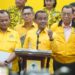 Sekjen DPP Partai Golkar, M.Sarmuji (kiri) dalam sebuah konferensi pers bersama jajaran Pengurus DPP Partai Golkar di Jakarta.