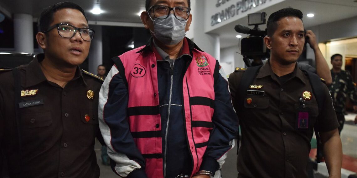 Direktur Pemberitaan JAK TV, Tian Bahtiar (tengah).