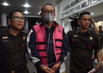 Direktur Pemberitaan JAK TV, Tian Bahtiar (tengah).