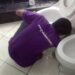 Petugas Jasa Bersih Rumah saat membersihkan kloset duduk salah satu pelanggan.