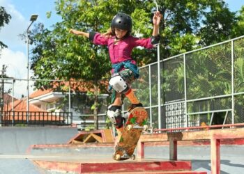 Pemain skateboard cilik asal Bali yang tergabung dalam Galskate Bali menyambut perayaan Hari Kartini dengan berseluncur di atas skateboard dengan menggunakan kebaya. Sumber foto : ANTARA.