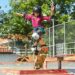 Pemain skateboard cilik asal Bali yang tergabung dalam Galskate Bali menyambut perayaan Hari Kartini dengan berseluncur di atas skateboard dengan menggunakan kebaya. Sumber foto : ANTARA.