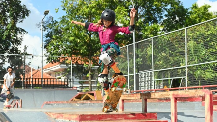 Pemain skateboard cilik asal Bali yang tergabung dalam Galskate Bali menyambut perayaan Hari Kartini dengan berseluncur di atas skateboard dengan menggunakan kebaya. Sumber foto : ANTARA.