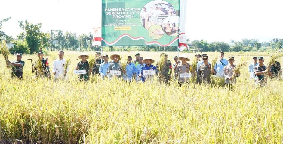 Kegiatan panen raya padi yang digelar di Desa Bataan, Kecamatan Tenggarang, Senin (7/4/2025).