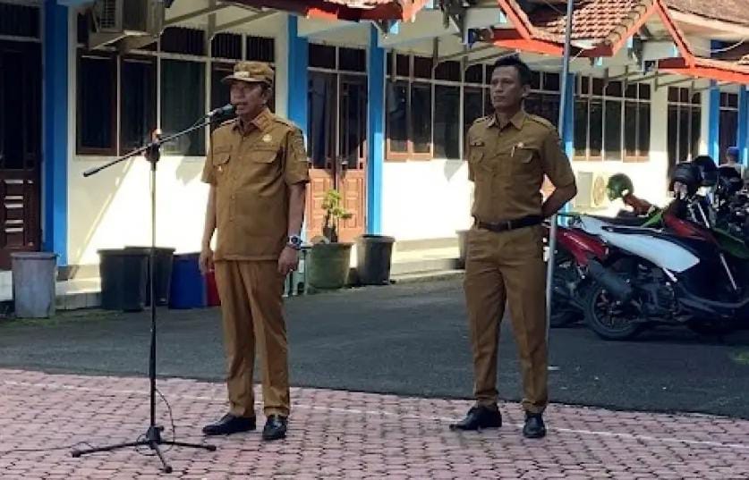 Bupati Bondowoso, H. Abdul Hamid Wahid, saat memberikan arahan pada hari pertama kerja usai cuti Hari Raya Idul Fitri 1446 H, Selasa (8/4/2025).