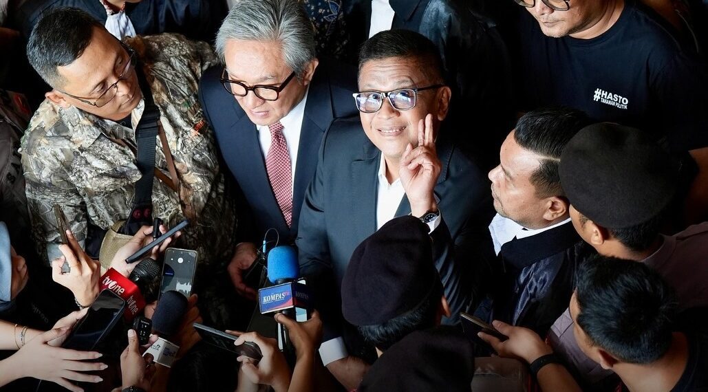 Kuasa Hukum Hasto Kristiyanto, Maqdir Ismail (sebelah kanan Hasto). Sumber foto : Instagram @genbanteng