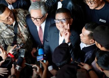 Kuasa Hukum Hasto Kristiyanto, Maqdir Ismail (sebelah kanan Hasto). Sumber foto : Instagram @genbanteng