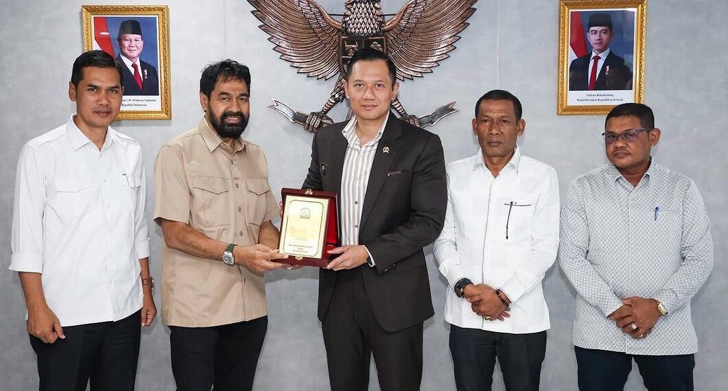 Menteri Koordinator Infrastruktur dan Pembangunan Kewilayahan sekaligus Ketua Umum Partai Demokrat, Agus Harimurti Yudhoyono (AHY), menerima Gubernur Aceh Muzakir Manaf dan rombongan di Jakarta, Jumat (11/4/2025). Sumber foto ; Instagram @agusyudhoyono