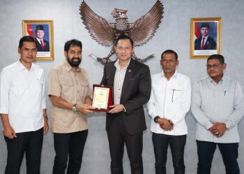 Menteri Koordinator Infrastruktur dan Pembangunan Kewilayahan sekaligus Ketua Umum Partai Demokrat, Agus Harimurti Yudhoyono (AHY), menerima Gubernur Aceh Muzakir Manaf dan rombongan di Jakarta, Jumat (11/4/2025). Sumber foto ; Instagram @agusyudhoyono