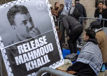 Para pengunjuk rasa Muslim melaksanakan salat di luar kampus utama Universitas Columbia saat demonstrasi untuk mengecam penangkapan imigrasi terhadap Mahmoud Khalil, seorang aktivis pro-Palestina yang turut memimpin aksi protes menentang Israel di universitas tersebut, di New York City, Amerika Serikat, 14 Maret 2025. REUTERS/David Dee Delgado.