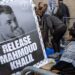 Para pengunjuk rasa Muslim melaksanakan salat di luar kampus utama Universitas Columbia saat demonstrasi untuk mengecam penangkapan imigrasi terhadap Mahmoud Khalil, seorang aktivis pro-Palestina yang turut memimpin aksi protes menentang Israel di universitas tersebut, di New York City, Amerika Serikat, 14 Maret 2025. REUTERS/David Dee Delgado.