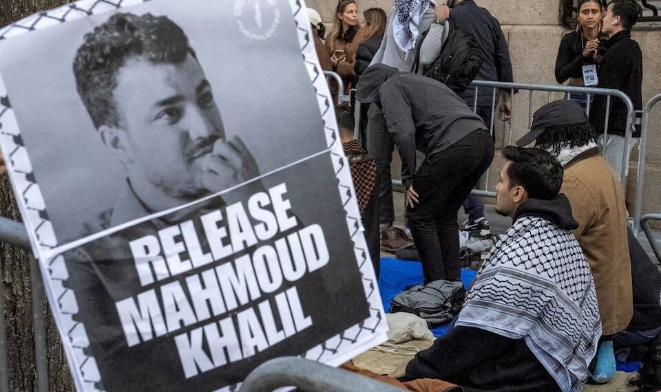 Para pengunjuk rasa Muslim melaksanakan salat di luar kampus utama Universitas Columbia saat demonstrasi untuk mengecam penangkapan imigrasi terhadap Mahmoud Khalil, seorang aktivis pro-Palestina yang turut memimpin aksi protes menentang Israel di universitas tersebut, di New York City, Amerika Serikat, 14 Maret 2025. REUTERS/David Dee Delgado.