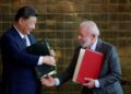 Presiden Brasil Luiz Inacio Lula da Silva dan Presiden China Xi Jinping menghadiri penandatanganan perjanjian bilateral di Brasilia, Brasil, 20 November 2024. Sumber foto : REUTERS.