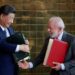 Presiden Brasil Luiz Inacio Lula da Silva dan Presiden China Xi Jinping menghadiri penandatanganan perjanjian bilateral di Brasilia, Brasil, 20 November 2024. Sumber foto : REUTERS.