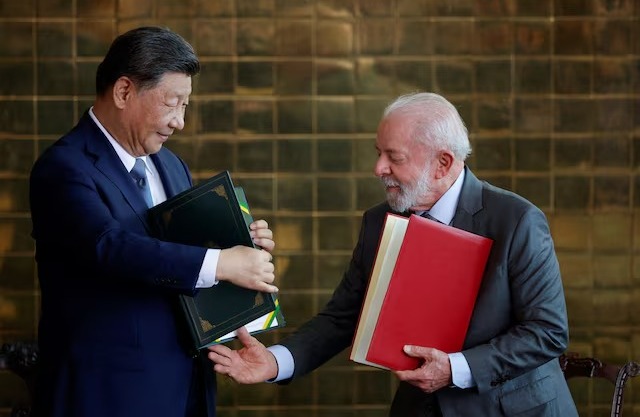 Presiden Brasil Luiz Inacio Lula da Silva dan Presiden China Xi Jinping menghadiri penandatanganan perjanjian bilateral di Brasilia, Brasil, 20 November 2024. Sumber foto : REUTERS.