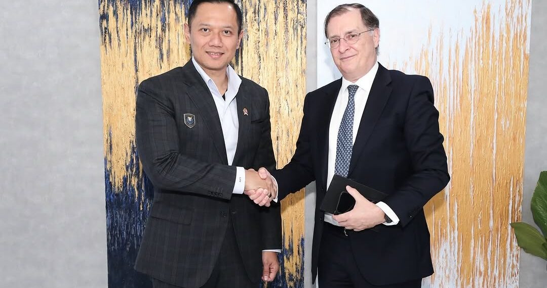Menko Bidang Infrastruktur dan Pembangunan Kewilayahan Agus Harimurti Yudhoyono (AHY) bersama dengan CEO The Private Infrastructure Development Group (PIDG) Phillippe Valahu di Kantor Kemenko Infrastruktur di Bilangan Tjamrin Jakarta pada Kamis (10/4/2025). Sumber foto : Instagram @kemenkoinfra