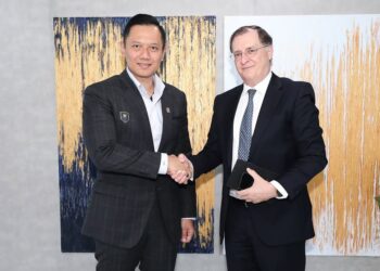 Menko Bidang Infrastruktur dan Pembangunan Kewilayahan Agus Harimurti Yudhoyono (AHY) bersama dengan CEO The Private Infrastructure Development Group (PIDG) Phillippe Valahu di Kantor Kemenko Infrastruktur di Bilangan Tjamrin Jakarta pada Kamis (10/4/2025). Sumber foto : Instagram @kemenkoinfra