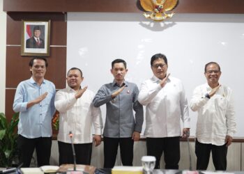 Wamen Transmigrasu Viva Yoga Mauladi saat meneriman kunjungan dua bupati sekaligus, yakni Bupati Toraja Utara Frederik Victor Palimbong dan Bupati Aceh Barat Tarmizi, di Kantor Kementerian Transmigrasi, Jakarta, Senin (15/4/2025).